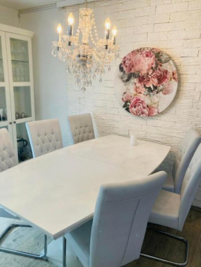 Ganzes Haus, comfortable completed home - 3 big bed rooms - high WLAN - 5 minutes from Expo Plaza and Messe Hannover - with working places, roof garden, garden with barbecue